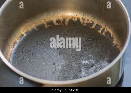 Brûlé vide pot avec fond noir Banque D'Images