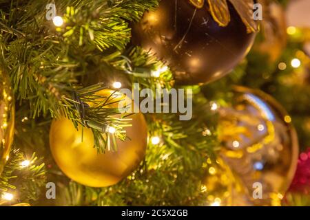 Boules et lumières de fées sur un arbre de Noël Banque D'Images