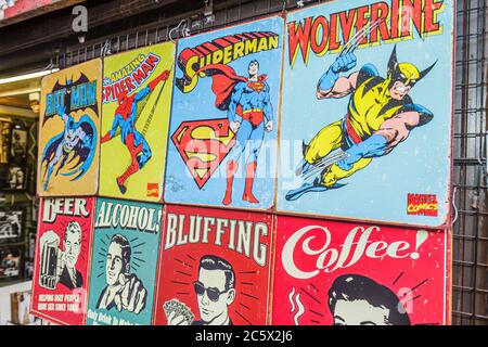 New York City,Manhattan,Mulberry Street,Little Italy,magasin vente bande dessinée super héros personnages Wolverine Superman Spiderman Batman signes Banque D'Images