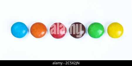 Bonbons colorés isolés sur fond blanc. Bonbons au chocolat de différentes couleurs Banque D'Images