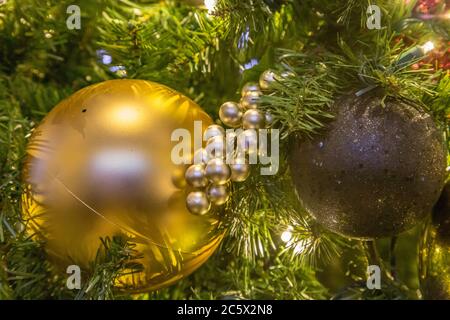 Boules et lumières de fées sur un arbre de Noël Banque D'Images