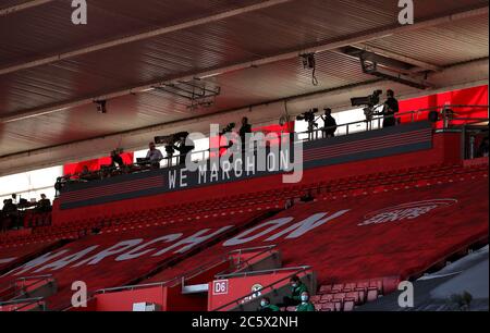 Caméras de télévision dans les stands lors du match de la première Ligue au stade St Mary's, Southampton. Banque D'Images