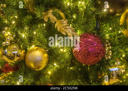 Boules et lumières de fées sur un arbre de Noël Banque D'Images