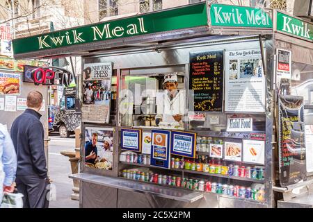 New York City, NYC NY Midtown, Manhattan, 45th Street, Street food, vendeurs stall stals stands stand marché, kiosque, Kwik repas, homme asiatique hommes Banque D'Images