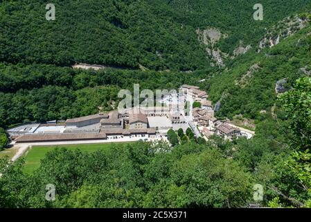Rocca Porena paysage vu du sanctuaire de rochers où Santa Rita a prié Banque D'Images