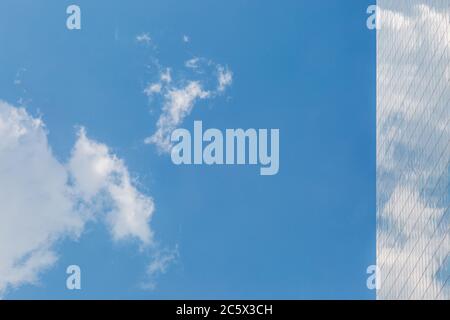 Regarder les réflexions de nuages dans les fenêtres de gratte-ciel Banque D'Images