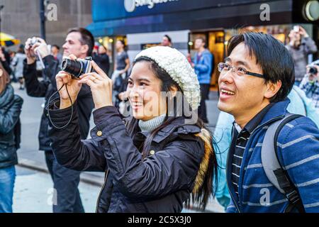 New York,New York City,NYC,Midtown,Manhattan,Times Square,Pedestrian plaza,Asian Asians ethniquement immigrants minorités,homme hommes hommes adultes Banque D'Images