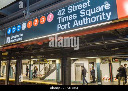 New York City,NYC NY Manhattan,Midtown,MTA,New York City,système de métro,Times Square Station,Port Authority,A C E S 1 2 3 7 Highway route,plate-forme,comm Banque D'Images