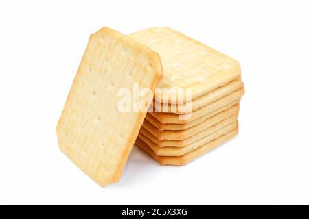 Groupe de craquelins secs isolés sur fond blanc. En-cas de biscuits salés Banque D'Images