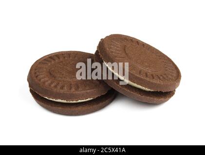 Deux biscuits de thé remplis isolés sur fond blanc. Petits gâteaux au chocolat en gros plan Banque D'Images