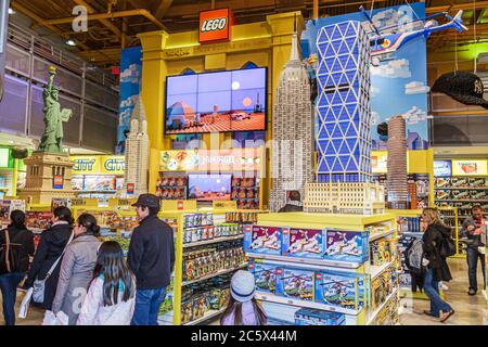 New York,New York City,NYC,Manhattan,Midtown,Times Square,Toys R US,toy store chain,shopping shopper shoppers shopping sops marché marché bu Banque D'Images