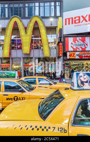 New York City, NYC NY Manhattan, Midtown, Times Square, taxi, taxis, taxi, taxis, jaune, McDonald's, hamburgers, hamburgers, restauration rapide, restaurant restaurants restaurants restaurants Banque D'Images