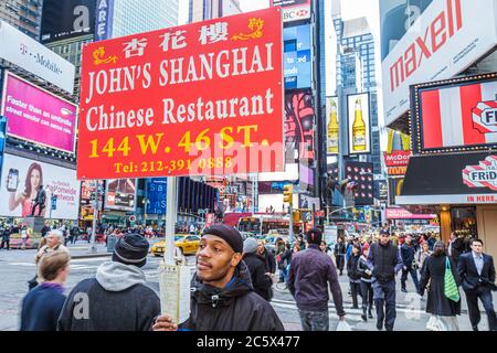 New York City,NYC NY Manhattan,Midtown,Times Square,Black minorités,man men male adultes,working,work,employee worker Workers staff,holding sign Banque D'Images