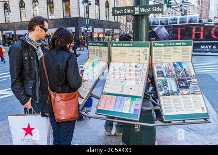 New York City, NYC NY Manhattan, Midtown, 34th Street, Broadway, Herald Square, homme hommes hommes adultes, femme femmes, couple, carte, indications d'accès, shopping Banque D'Images