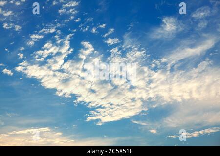 Stratocumulus dans le ciel du soir . La lumière s'assombrit au crépuscule Banque D'Images