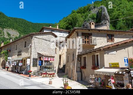 rocca porena, italie juillet 05 2020:ruelles avec boutiques de souvenirs de Rocca Porena Banque D'Images