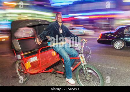 New York,New York City,NYC,Manhattan,Midtown,Times Square,Pedi CAB,taxis,man powered,vélo,vélo,équitation,vélo,rider,chariot à trois roues,transport Banque D'Images