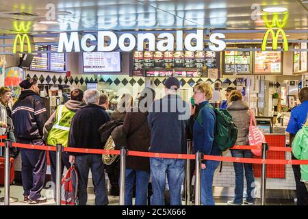 New York,New York City,NYC,Brooklyn,aéroport international John F. Kennedy,JFK,terminal,McDonald's,hamburgers,hamburgers,franchise,restauration rapide,restaurant RE Banque D'Images