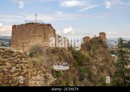 TBILISSI, GÉORGIE - 23 SEPTEMBRE 2018 : les ruines de l'ancienne forteresse de Narikala. Touristes sur la plate-forme de visualisation Banque D'Images