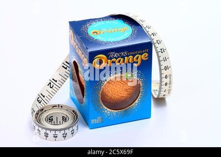 L'orange chocolat TerryS fabriqué par la carambar et co avec un mètre ruban peut être utilisé pour réduire la taille des produits ou des calories Banque D'Images