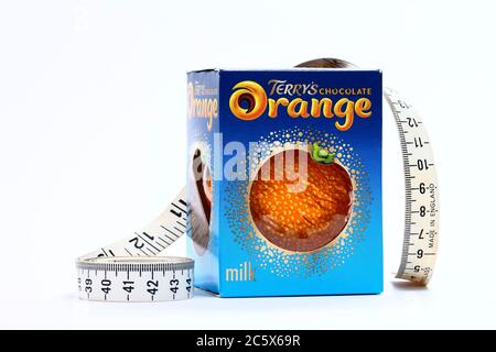 L'orange chocolat TerryS fabriqué par la carambar et co avec un mètre ruban peut être utilisé pour réduire la taille des produits ou des calories Banque D'Images