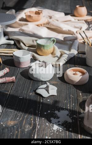 Art de la poterie. Encore la vie de la poterie des outils de fabrication, des pinceaux et différents vases et bols en céramique en atelier d'argile Banque D'Images