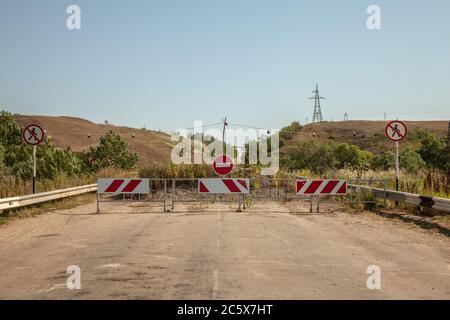 Route fermée. L'accès est fermé, arrêter la fermeture. Réparation de pont, réparation de route. Banque D'Images