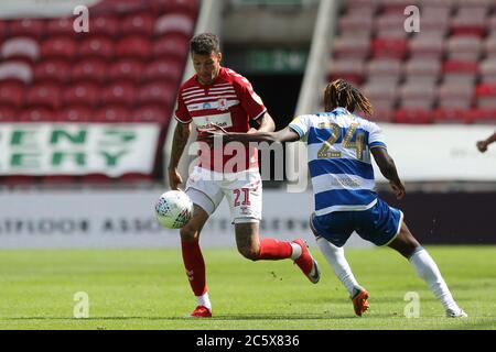 MIDDLESBROUGH, ANGLETERRE. Marvin Johnson de Middlesbrough en action avec Osman Kakay lors du match de championnat Sky Bet entre Middlesbrough et Queens Park Rangers au stade Riverside, Middlesbrough, le dimanche 5 juillet 2020. (Credit: Mark Fletcher | MI News) Credit: MI News & Sport /Alay Live News Banque D'Images