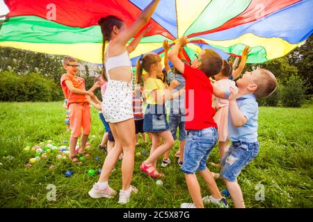 Des enfants heureux sous un auvent coloré. Activités de camp d'été Banque D'Images