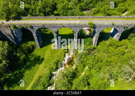 Vue aérienne du Viaduc de Pontsarn près de Morlais et de Merthyr Tydfil dans le sud du pays de Galles. Le viaduc fait maintenant partie du réseau de marche et de vélo de Taff Trail Banque D'Images