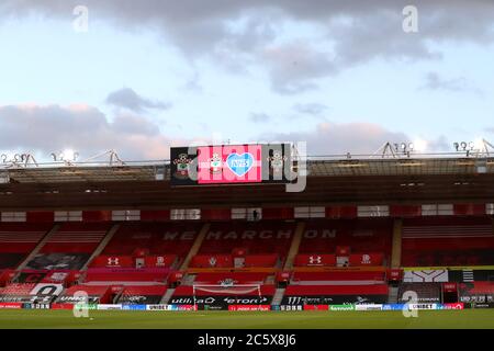 Un panneau NHS sur grand écran après le match de la première Ligue au stade St Mary's, Southampton. Banque D'Images