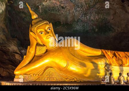 Bouddha couché dans la grotte du Temple Wat Tham Suwankhuha (grotte des singes) à Phang Nga, Thaïlande. Banque D'Images