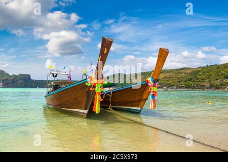 Bateau traditionnel thaïlandais à longue queue à la plage de Log Dlum sur l'île de Phi Phi Don, en Thaïlande, en été Banque D'Images