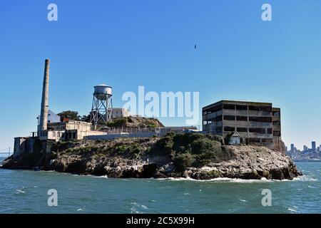 Le côté nord de l'île d'Alcatraz, la centrale électrique, le bâtiment des industries modèles, le bâtiment des nouvelles industries et le château d'eau. Baie de San Francisco, Californie Banque D'Images