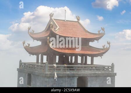 Le temple de Bich Van Thien Tu près de la station de téléphérique de Fancipan à Sapa, Lao Cai, Vietnam en été Banque D'Images