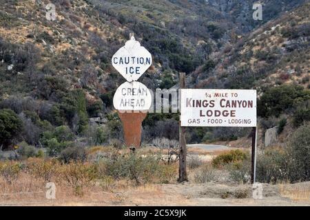 Attention, glace en avant sur la Highway 180 vers le parc national de Kings Canyon. Un autre panneau pour Kings Canyon Lodge dispose également. Californie. Banque D'Images