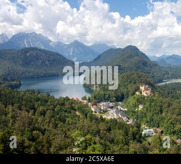 Vue sur la ville touristique de Hohenschwangau et le lac Alpensee, vue depuis le château de Neuschwanstein, Bavière, Allemagne. Banque D'Images