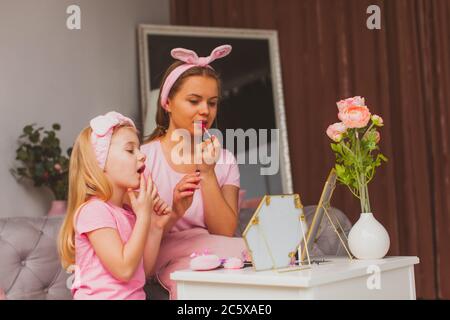 Lèvres colorantes pour maman et petite fille Banque D'Images