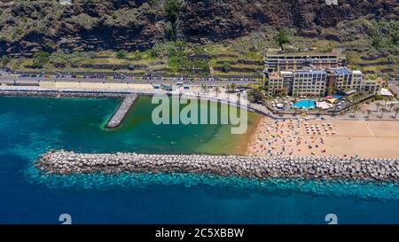 Calheta, Madère, Portugal - juin 2020 : vue aérienne de la plage de Calheta sur l'île de Madère, Portugal Banque D'Images