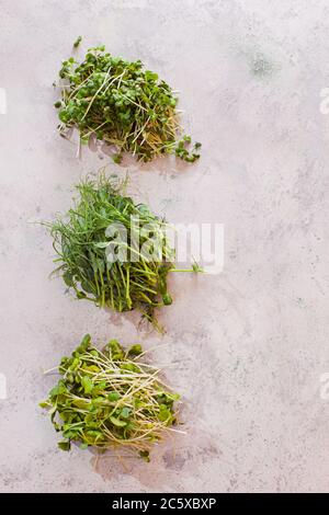 Piles de microverts sur fond blanc. Concept de saine alimentation Banque D'Images