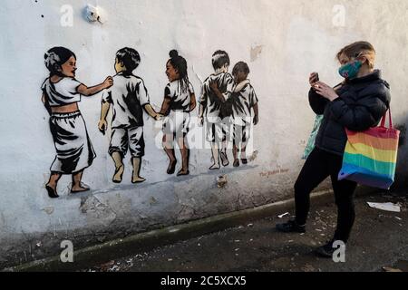 Edimbourg, Ecosse, Royaume-Uni. 5 juillet 2020. Une nouvelle fresque de l'artiste de rue The Rebel Bear est apparue sur un bâtiment à Edimbourg. La nouvelle fresque anti-racisme montre ensemble des enfants de diverses ethnies. Iain Masterton/Alay Live News Banque D'Images