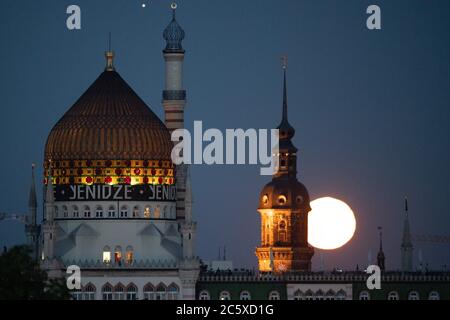 Dresde, Allemagne. 05e juillet 2020. La lune s'élève à côté du Hausmannsturm (r) et de l'ancienne fabrique de cigarettes de Dresde Yenidze, construite en 1909 dans le style d'une mosquée de 62 mètres de haut. Credit: Sebastian Kahnert/dpa-Zentralbild/dpa/Alay Live News Banque D'Images