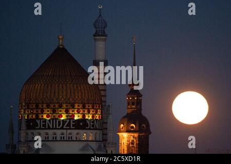 Dresde, Allemagne. 05e juillet 2020. La lune s'élève à côté du Hausmannsturm (r) et de l'ancienne fabrique de cigarettes de Dresde Yenidze, construite en 1909 dans le style d'une mosquée de 62 mètres de haut. Credit: Sebastian Kahnert/dpa-Zentralbild/dpa/Alay Live News Banque D'Images