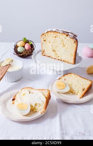 Assiettes blanches avec morceaux de pain paska et œufs durs Banque D'Images