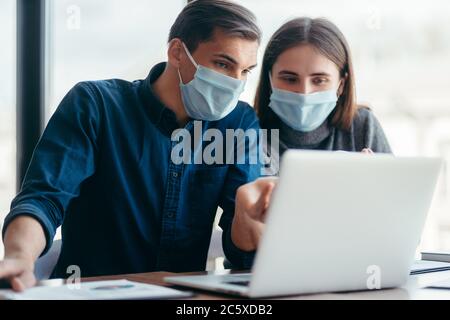 gros plan. collègues professionnels discutant des informations en ligne. Banque D'Images