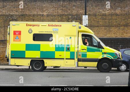 Londres, Royaume-Uni. 4 juillet 2020. Une ambulance vue à Londres. Crédit: Dinendra Haria/SOPA Images/ZUMA Wire/Alay Live News Banque D'Images