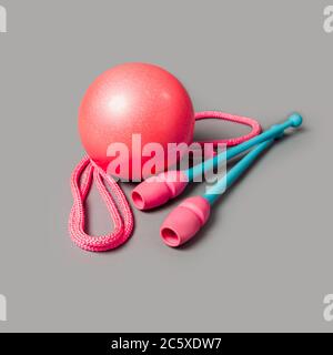 Équipement de gymnastique. Corde à sauter, clubs de gymnastique rythmique et de balle. Banque D'Images
