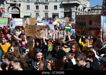 Des étudiants protestent lors de la grève internationale du « vendredi pour l'avenir » pour les politiques de réchauffement de la planète. Bergame, Italie. Banque D'Images