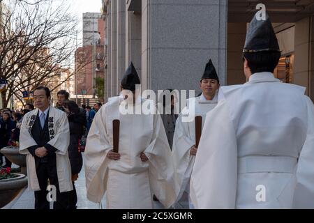 Appeler les esprits pendant les premiers moments de la célébration de la Journée nationale de la Fondation (Kenkokukinen-no-Hi) sur Omotesando-dori. Tokyo, Japon. Banque D'Images