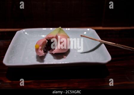 Un wagashi traditionnel servi avec du thé matcha. Tokyo, Japon Banque D'Images